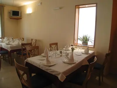 Un restaurante o sitio para comer en Hostal Ciudad de Cáparra