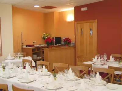 Un restaurante o sitio para comer en Hostal Ciudad de Cáparra