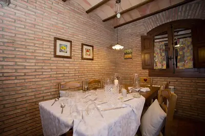 Un restaurante o sitio para comer en Casa Rural El Tenado