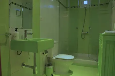 Un baño de Casa Entre Rosales