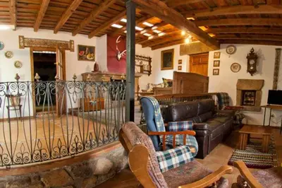Zona de estar de Casa Rural Lucía es una casa rural amplia con patio ideal para familias