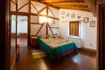 Cama o camas de una habitación en Casa Rural Lucía es una casa rural amplia con patio ideal para familias