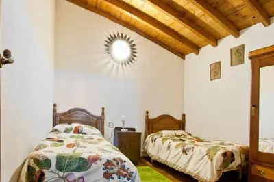 Cama o camas de una habitación en Casa Rural Lucía es una casa rural amplia con patio ideal para familias