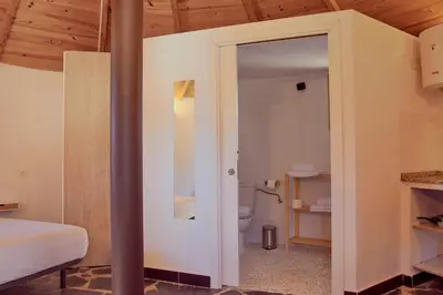 Un baño de Chozos Las Flores de la Dehesa