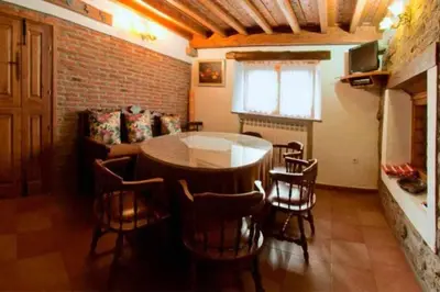Zona de estar de Casa Tía Modesta es una cálida y acogedora casa rural.