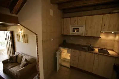 Una cocina o zona de cocina en Apartamento rural El Pastor es un estudio con gran ventanal a Gredos