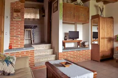 Una televisión o centro de entretenimiento en Apartamento rural El Pastor es un estudio con gran ventanal a Gredos