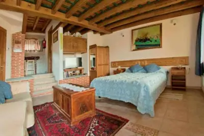 Cama o camas de una habitación en Apartamento rural El Pastor es un estudio con gran ventanal a Gredos