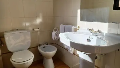 Un baño de Apartamentos Baños de Ledesma