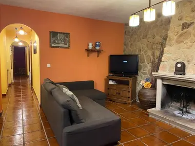 Una televisión o centro de entretenimiento en El Abigero