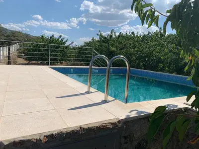 Piscina en o cerca de Casa Rural Canchal Madroñeras ***
