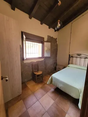 Cama o camas de una habitación en Casa Rural Canchal Madroñeras ***
