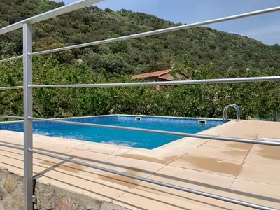 Piscina en o cerca de Casa Rural Canchal Madroñeras ***