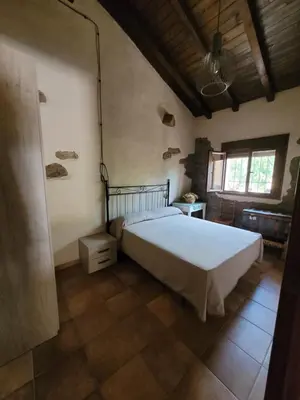 Cama o camas de una habitación en Casa Rural Canchal Madroñeras ***