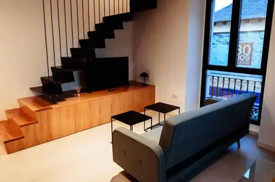 Una televisión o centro de entretenimiento en Apartamentos Plaza de España 6