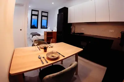 Una cocina o zona de cocina en Apartamentos Plaza de España 6