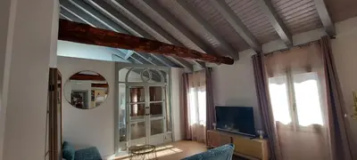 Una televisión o centro de entretenimiento en LA CASITA