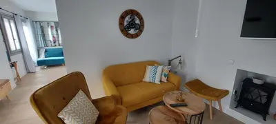 Una televisión o centro de entretenimiento en LA CASITA