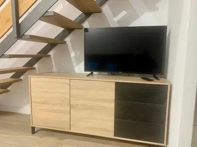 Una televisión o centro de entretenimiento en PUERTA DE CACERES Apartamento 4