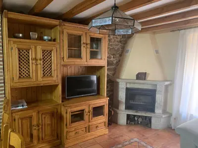 Una televisión o centro de entretenimiento en Casa Rural Los Tasajos