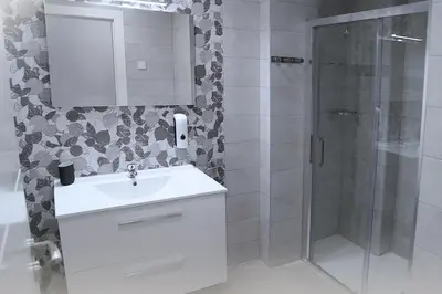 Un baño de Piso Plaza Mercado 2,3