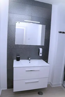 Un baño de Piso Plaza Mercado 3,4