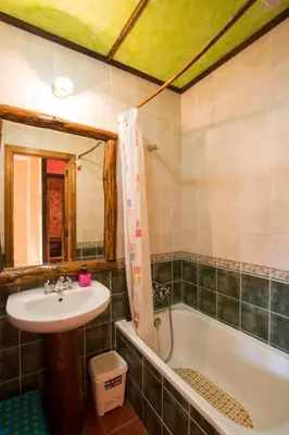 Un baño de El Robledillo