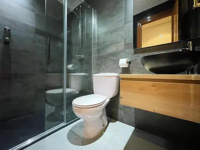 Un baño de CÓMODO alojamiento en Alba de Tormes