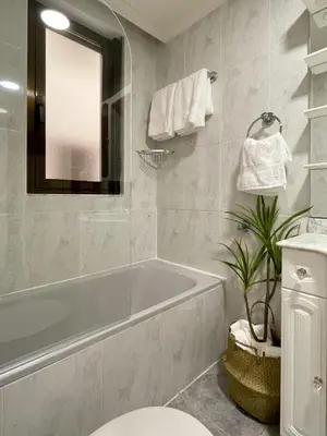Un baño de CÓMODO alojamiento en Alba de Tormes