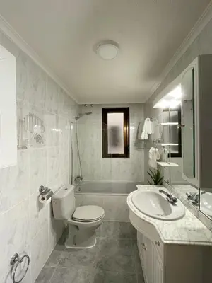 Un baño de CÓMODO alojamiento en Alba de Tormes