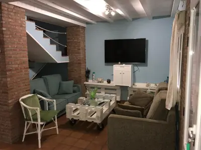 Una televisión o centro de entretenimiento en La Casa del Muti