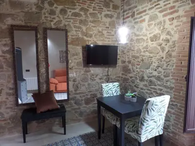 Una televisión o centro de entretenimiento en Apartamentos Suite Puerta del Jerte
