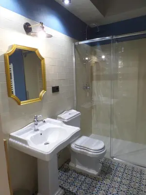 Un baño de Apartamentos Suite Puerta del Jerte