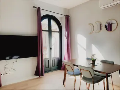 Una televisión o centro de entretenimiento en Apartamentos Vega by gaiarooms