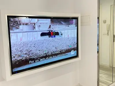 Una televisión o centro de entretenimiento en Precioso Apartamento Parque Picasso !!!