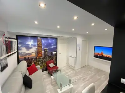Una televisión o centro de entretenimiento en Precioso Apartamento Parque Picasso !!!