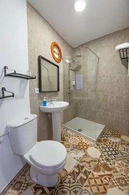 Un baño de Los Chozos del Geoparque