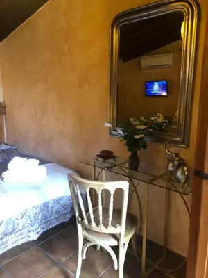Una televisión o centro de entretenimiento en FINCA VERGEL Alojamiento con encanto habitaciones con baño