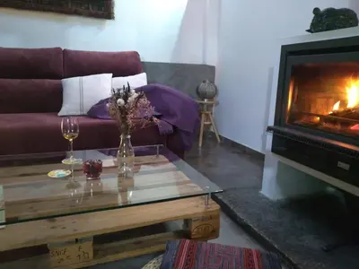 Zona de estar de La Plazuela del Tiétar, diseño y descanso en Gredos sur