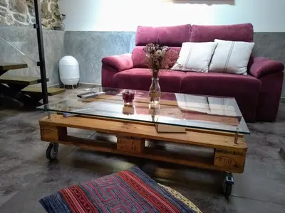 Zona de estar de La Plazuela del Tiétar, diseño y descanso en Gredos sur