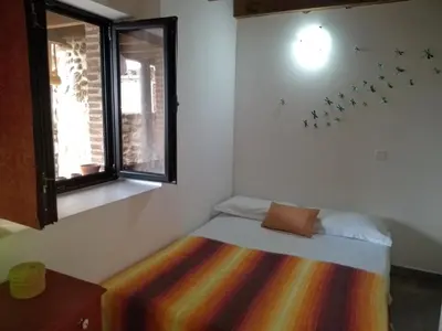 Cama o camas de una habitación en La Plazuela del Tiétar, diseño y descanso en Gredos sur