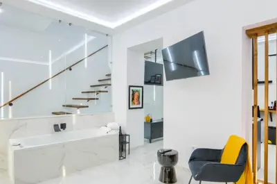 Una televisión o centro de entretenimiento en Apartamentos Élite - Art Collection - Andy