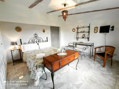 Una televisión o centro de entretenimiento en Casa Rural El Mirador de Acebo, 4 estrellas, piscina, SPA