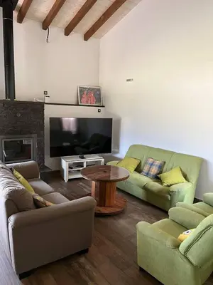 Una televisión o centro de entretenimiento en El Llano