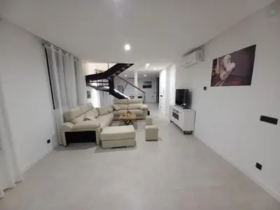 Una televisión o centro de entretenimiento en Las Pasaeras