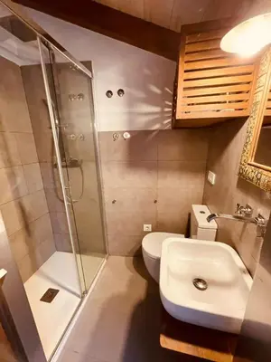 Un baño de Qué bueno que viniste Plasencia Edificio Singular