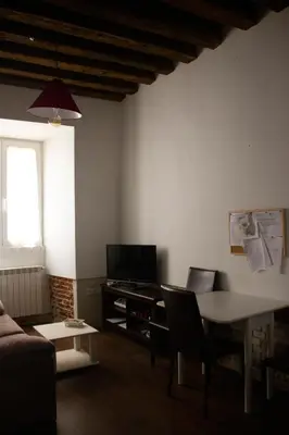 Una televisión o centro de entretenimiento en El museo