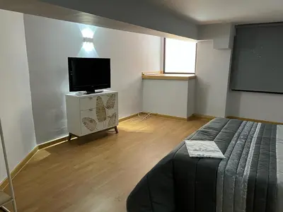 Una televisión o centro de entretenimiento en TEMPLE LOFT