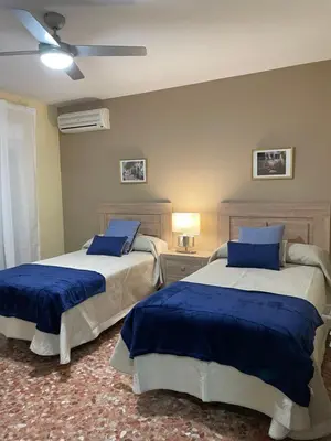 Cama o camas de una habitación en CERES Home Parking Gratis