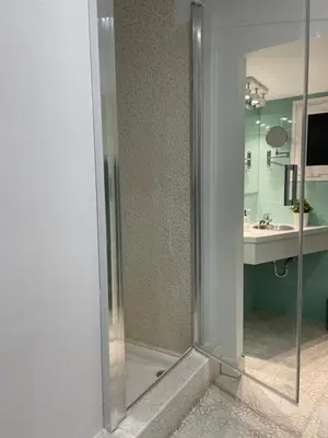 Un baño de CERES Home Parking Gratis